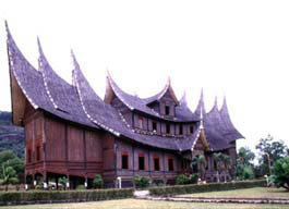 ... rumah adat di Indonesia (a) Rumah adat Minangkabau dan (b) Rumah adat